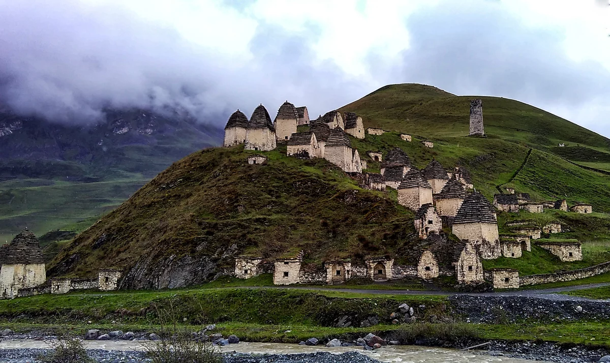 Даргавс холмы